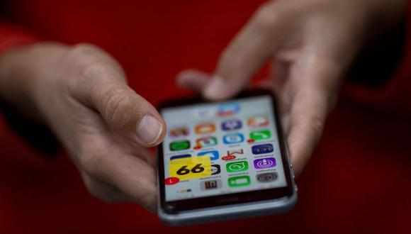 Muchas personas creen que Apple afectaba a propósito el desempeño de los iPhones viejos para mejorar la venta de sus teléfonos más nuevos y costosos. (Foto: AFP)