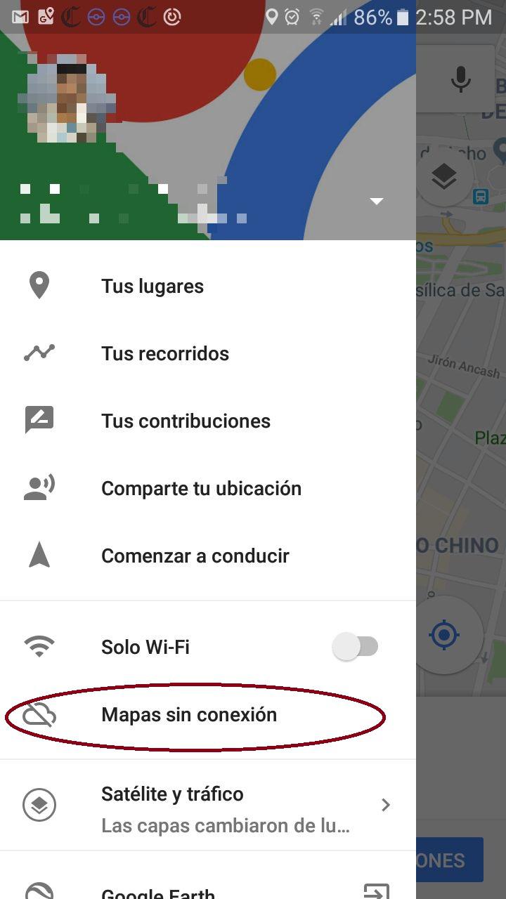 Para descargar los mapas y guardarlos en tu memorio SD deberás ingresar a la opción "Mapas sin conexión", que se encuentra en el menú de ajustes