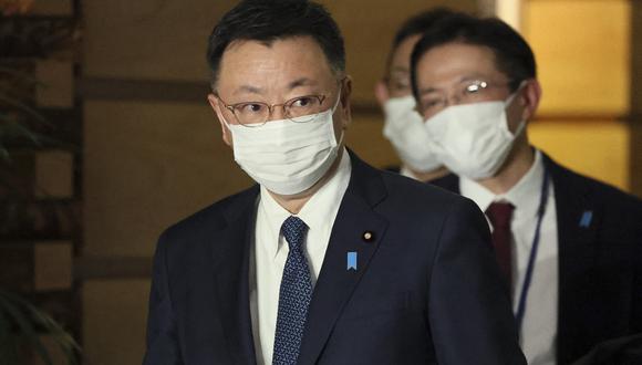 El Secretario Jefe del Gabinete de Japón, Hirokazu Matsuno, deja la oficina del primer ministro después de una reunión del Consejo de Seguridad Nacional (NSC) sobre el lanzamiento de misiles de Corea del Norte, en Tokio el 18 de febrero de 2023. (Foto de JIJI Press / AFP)