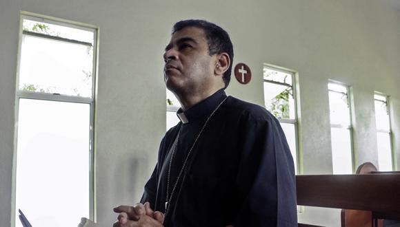 El obispo católico nicaragüense Rolando Álvarez reza en la iglesia Santo Cristo de Esquipulas en Managua, el 20 de mayo de 2022. - Álvarez, un fuerte crítico del gobierno de Daniel Ortega, hizo una huelga de hambre en protesta por lo que considera una persecución y cerco policial en su contra. (Foto: AFP)