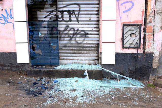 Cientos de negocios fueron destrozados la noche del domingo. (Foto: AFP)