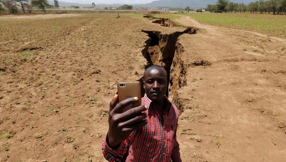 Un hombre se toma un ‘selfie’ frente a la gran grieta que apareció en el 2018 en el Gran Valle del Rift, cerca de la pequeña ciudad de Mai Mahiu, al oeste de Nairobi, en Kenia. (Foto: Reuters)