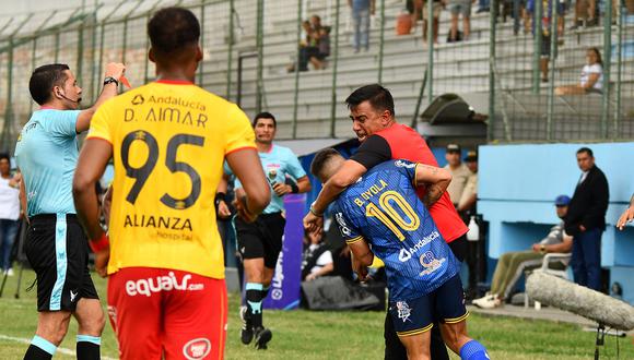 El entrenador venezolano se descontroló ante Juan Pablo Ruiz y Braian Oyola en el Aucas vs. Delfín. (Foto: @ecuadorprensaec)