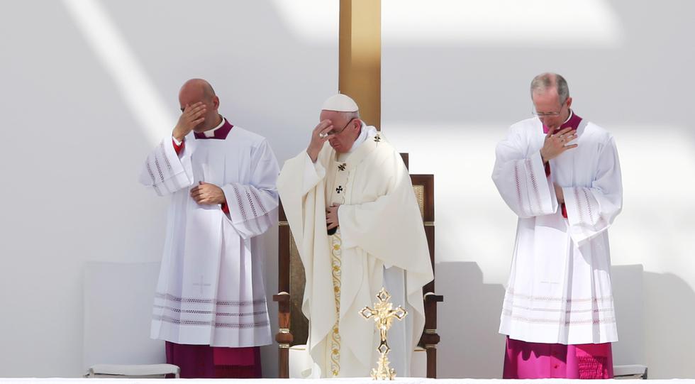 El papa Francisco se persigna en una misa oficiada en Emiratos Árabes Unidos. El sumo pontífice ahora trata de mediar en la guerra entre Rusia y Ucrania. EFE