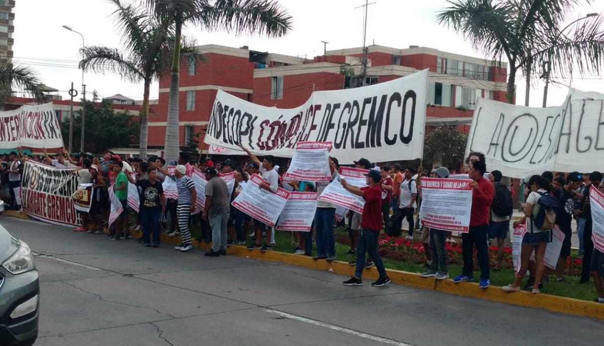 Hinchas de Universitario salieron a las calles a protestar contra Indecopi. (Fotos: Comisaría de San Borja)