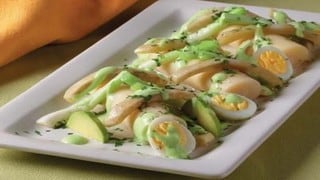 Palmito con salsa de palta y alcachofas