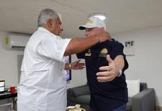 El candidato Mulino abraza al expresidente Martinelli en la embajada de Nicaragua en Panamá