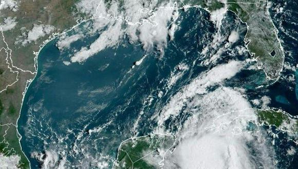 La tormenta tropical Idalia se fortaleció a medida que se acercaba a Cuba y las aguas anormalmente calientes del Golfo de México el lunes. (Foto de Olivier DOULIERY / NOAA/RAMMB / AFP)