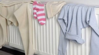 ¿Es malo secar la ropa en el radiador? La razón por la que no deberías hacerlo