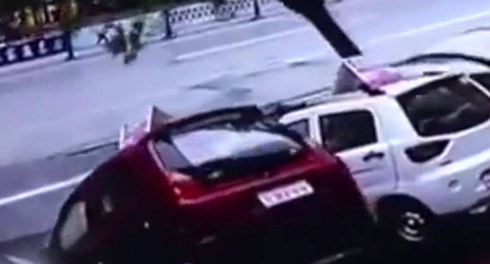 La tierra se abrió y se tragó 4 autos y un árbol en China. El video fue publicado en YouTube. (Foto: YouTube)