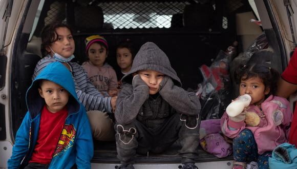 Niños migrantes centroamericanos después de cruzar el río Bravo hacia los Estados Unidos desde México en una balsa en Peñitas, Texas, EE. UU., marzo 14, 2021. (Foto de Adrees Latif / REUTERS)