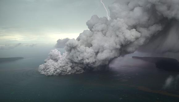 Tsunami en Indonesia: La enorme erupción del volcán Anak Krakatoa captada desde un avión. (Reuters).