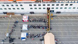 Evacúan a pasajeros con coronavirus de crucero tras atracar en California