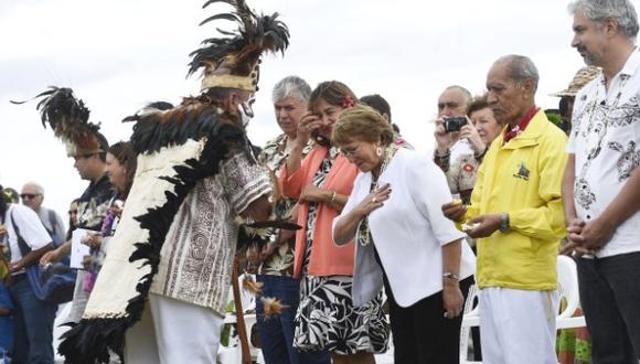 Bachelet firma proyecto que regula residencia en Isla de Pascua