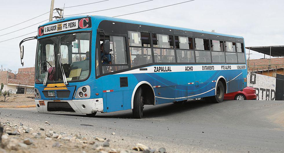 Cruce de las avenidas María Reiche y Pastor Sevilla. El desnivel ocasiona que la carrocería del transporte público raspe e incluso golpee la pista. El Comercio constató el daño que la fricción genera en la vía. (Juan Ponce)