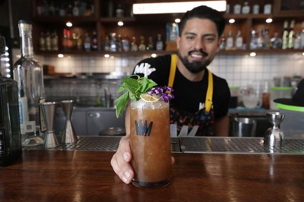 María Mezcal's bartender, Iván Piérola, prepared us the signature cocktail of the house that bears the same name.  It contains tamarind syrup, bitter, tequila, mezcal, sparkling water, crushed ice and is decorated with edible flowers, spearmint or mint.  (Photos: Britanie Arroyo)