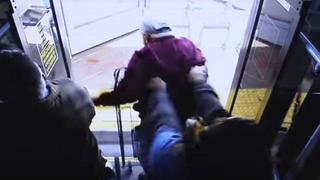 Mujer empuja de bus y mata a un anciano que le pidió ser "más amable"