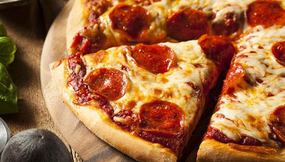 Pizza. Comer una rebanada puede contener hasta 2/3 del límite de grasas saturadas. Pero, muchas personas suelen consumirla como un antojo. Si ese es tu caso, evita pedir queso extra o aumenta vegetales a tu orden. (Foto: Shutterstock)