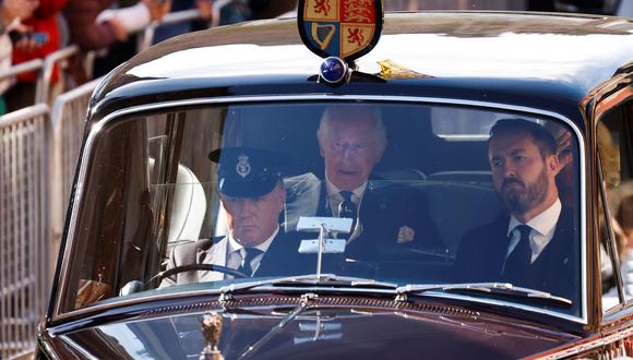 El rey Carlos III de Gran Bretaña y la reina consorte Camila de Gran Bretaña son conducidos a lo largo de la Royal Mile hacia el Palacio de Holyroodhouse, en Edimburgo el 12 de septiembre de 2022. (Foto de Odd ANDERSEN / PISCINA / AFP)