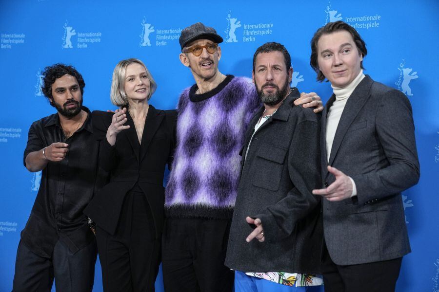 Kunal Nayyar, Carey Mulligan, Director Johan Renck, Adam Sandler and Paul Dano en la Berlinale.