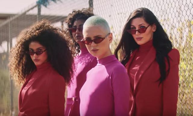 La historia de las mujeres que incluye Cher en el video de "SOS", el cover de ABBA
