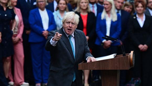 El entonces primer ministro británico, Boris Johnson, pronuncia su último discurso frente al número 10 de Downing Street en el centro de Londres el 6 de septiembre de 2022, antes de dirigirse a Balmoral para presentar su renuncia. Johnson engañó deliberadamente a los parlamentarios sobre las fiestas que rompieron el bloqueo de Covid en Downing Street cuando era primer ministro, dictaminó un comité del parlamento del Reino Unido el 15 de junio de 2023. (Foto: Daniel LEAL / AFP)