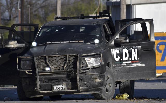 Una camioneta de los integrantes del Cártel del Noroeste que fue usada durante los enfrentamientos en Villa Unión, Coahuila. (AP Photo/Gerardo Sanchez).