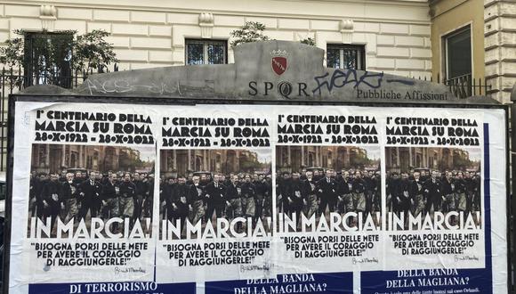 Afiches que aparecieron en Roma el 27 de octubre del 2022 llamando a participar en la conmemoración del 100mo aniversario de la Marcha sobre Roma, con una foto de Benito Mussolini.