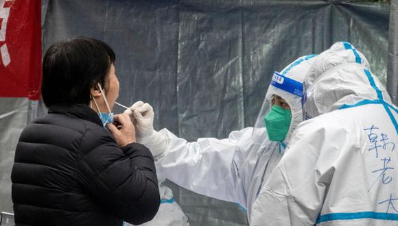 Una residente se somete a una prueba de coronavirus en Xi'an, en la provincia norteña de Shaanxi, en China, el 4 de enero de 2022. (STR / AFP).