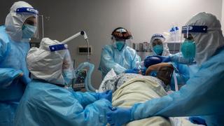 Un “desastre humanitario”: 5 cifras que muestran el descontrol de la pandemia de coronavirus en EE.UU. 