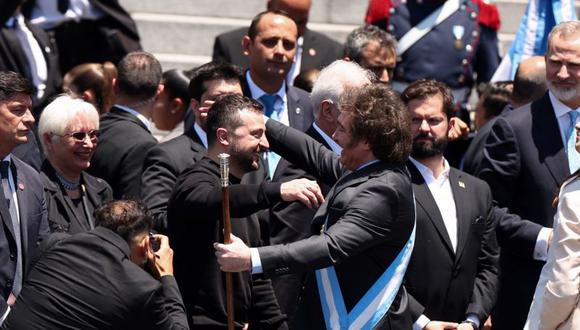 El nuevo presidente argentino y su homólogo ucraniano, Volodymyr Zelensky, se fundieron en un abrazo a la salida del Congreso. (Reuters).