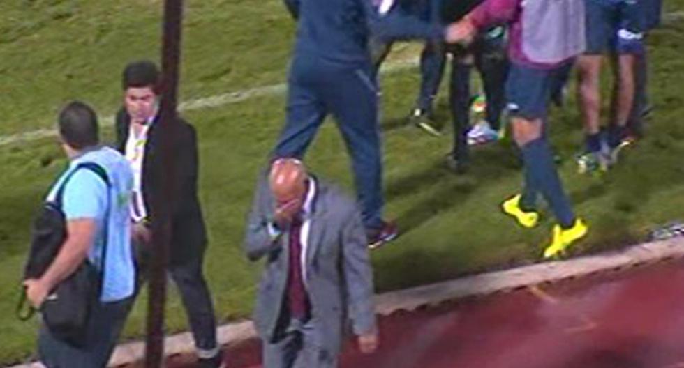 Roberto Mosquera se marchó del Félix Capriles de Cochabamba tras darse un afectivo abrazo con sus jugadores. (Foto: Captura YouTube)