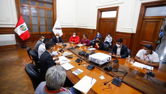 Parlamentarios y miembros del Frente de Defensa de Ucayali se reunieron con el mandatario y el primer ministro, Aníbal Torres, en Palacio de Gobierno. (Foto: PCM)
