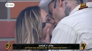 Angie Arizaga y Jota Benz se dieron un beso durante reto en “Esto es guerra” | VIDEO 