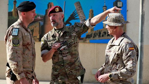 Oficiales de la coalición internacional liderada por Estados Unidos contra el grupo Estado Islámico se encuentran fuera del Centro de Operaciones Conjuntas en la Zona Verde de Bagdad, Irak, el 9 de diciembre de 2021. (AHMAD AL-RUBAYE / AFP).