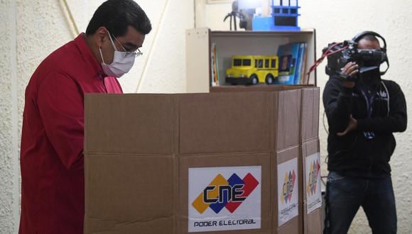 Presidente venezolano Nicolás Maduro emitió su voto en un colegio electoral en la escuela Simón Rodríguez en Fuerte Tiuna, Caracas, el 8 de agosto de 2021 durante las elecciones primarias del Partido Socialista Unido de Venezuela (PSUV). (Foto: Federico PARRA / AFP)