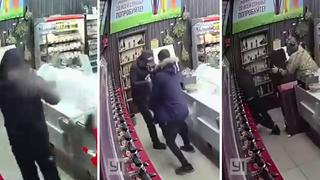 Vendedor y cliente se vuelven viral por frustrar asalto con una silla y spray pimienta