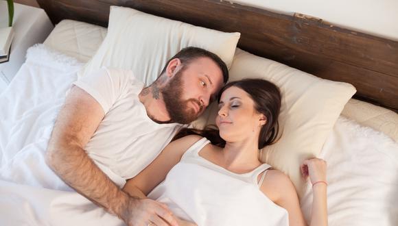 Estas son las posturas preferidas para dormir en pareja, para hombres y mujeres. (Foto: Shutterstock)