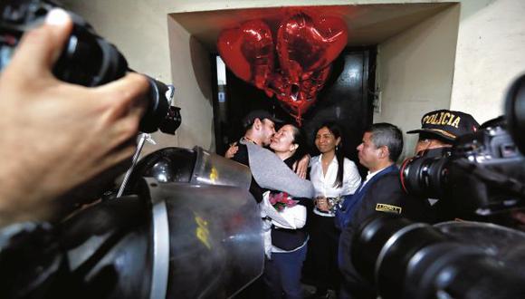 Keiko Fujimori abandonó anoche el penal de Chorrillos, donde su esposo Mark Villanella y sus seguidores la esperaban. Ella es investigada por los delitos de lavado de activos y crimen organizado. (Foto: Lino Chipana/ GEC)