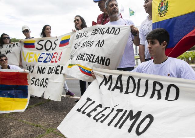 Venezolanos piden a Bolsonaro que nos les deje "solos" y presione a Maduro. Foto: AFP