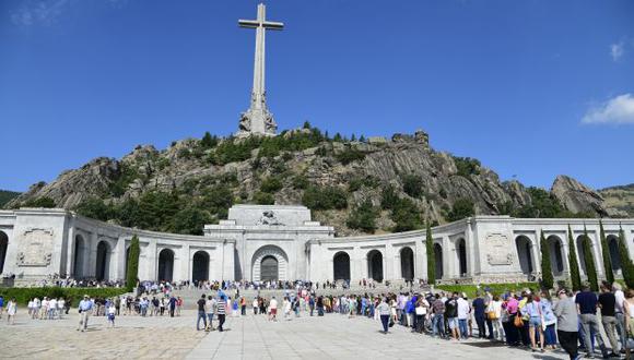 Personas esperan para ingresar a la basílica del Valle de los Caídos en San Lorenzo del Escorial. Francisco Franco, que gobernó España desde el final de la guerra civil hasta su muerte, yace en este lugar. (Foto: AFP)