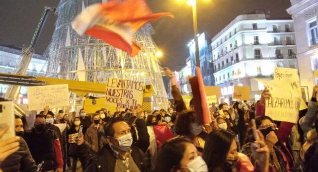 Peruanos en Madrid en un plantón contra el gobierno interino de Merino. (Foto: @jfowks).