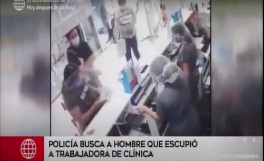 La PNP está en busca del hombre que escupió a la trabajadora de la clínica. (Foto captura: América Noticias)