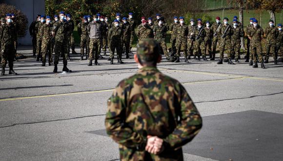 Imagen de archivo, tomada el 8 de noviembre del 2020. Los reservistas del ejército suizo se forman en la base militar Moudon antes de ser enviados a los hospitales para ayudar a combatir el coronavirus. AFP
