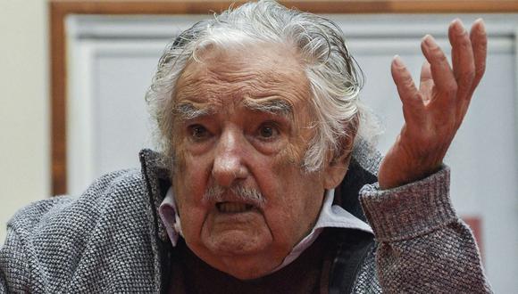 El expresidente uruguayo José Mujica hace un gesto durante una conferencia de prensa en la sede del partido Movimiento de Participación Popular (MPP), en Montevideo, el 29 de abril de 2024. (Foto de AFP)