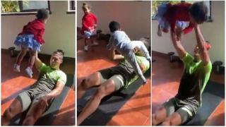 Cristiano Ronaldo convirtió a sus hijos en pesas en tierna sesión de ejercicios en casa | VIDEO
