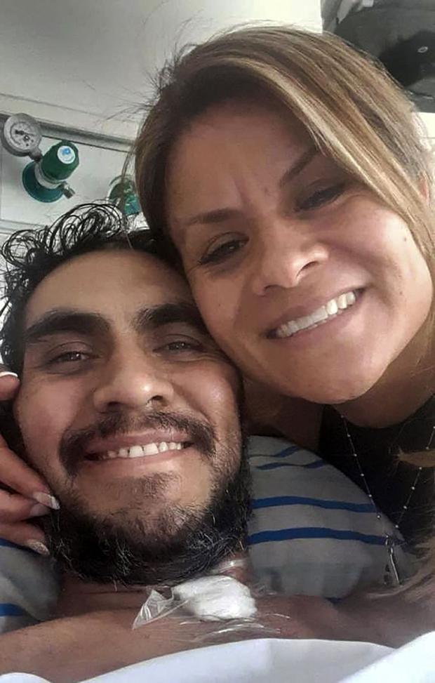Raúl Gutiérrez es fotografiado por su novia Laura Zabala, el 11 de septiembre de 2020 en el hospital El Cruce, en Florencio Varela. (Foto de LAURA ZABALA / AFP).