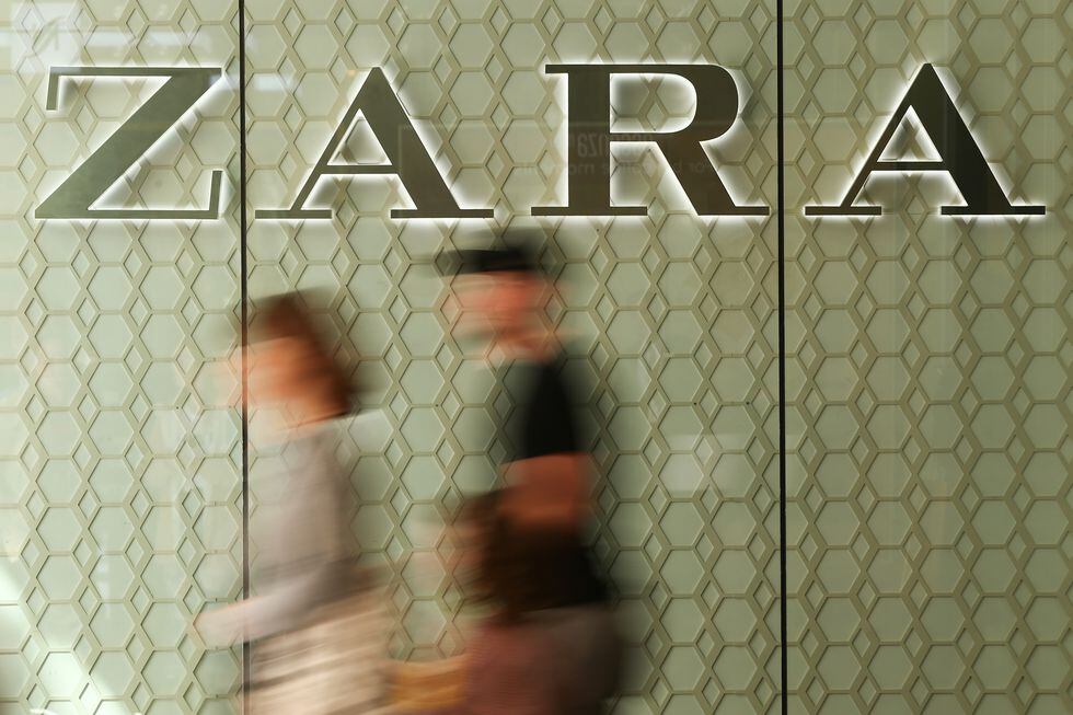 Pedestrians walk past a Zara store, operated by Inditex SA, at the Pitt Street Mall in Sydney, Australia, on Thursday, April 13, 2017. The Australian economy will expand 2.5 percent in 2017, 2.8 percent in 2018 and 2.6 percent in 2019, according to a survey conducted by Bloomberg News. Photographer: Brendon Thorne/Bloomberg