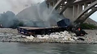 Cañete: conductor fallece tras explosión de tráiler que cayó de un puente