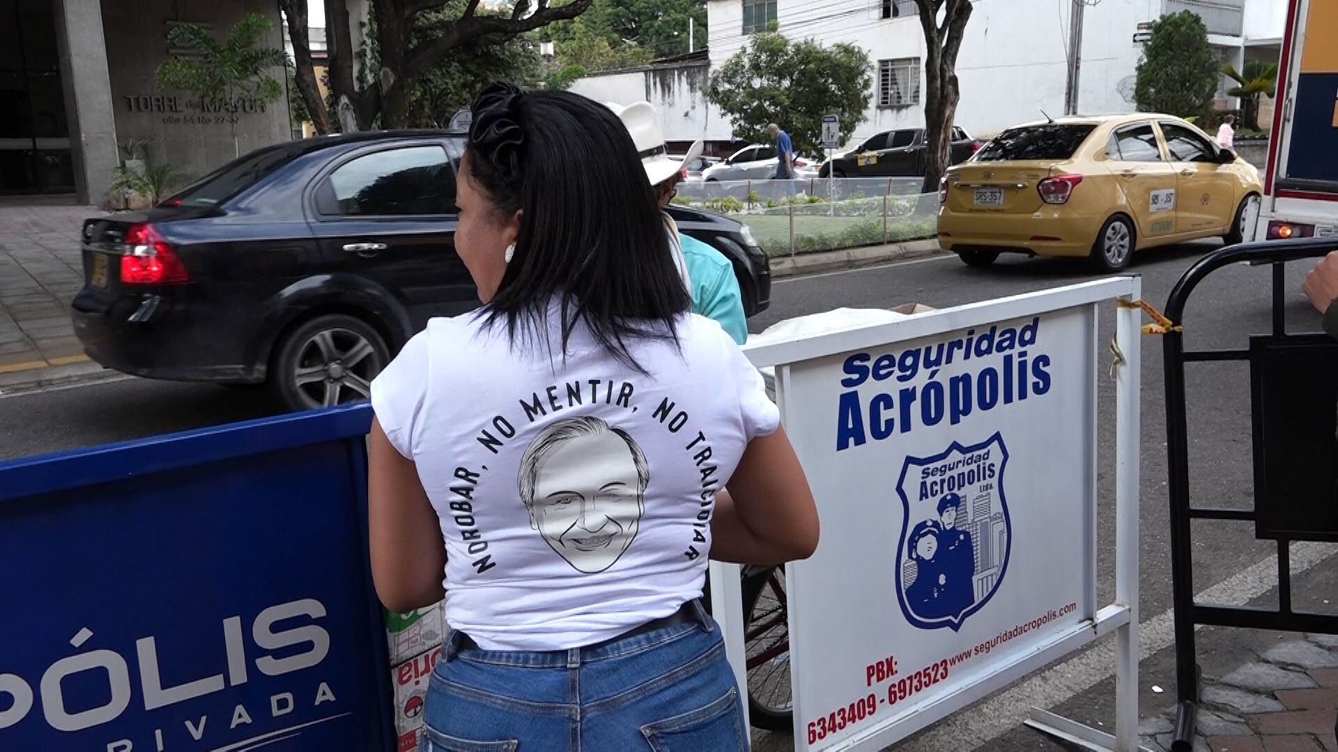 A young woman from Bucaramanga wears a T-shirt with the face of Hernández, who was the city's mayor.  PHOTO: HECTOR ESTEPA.